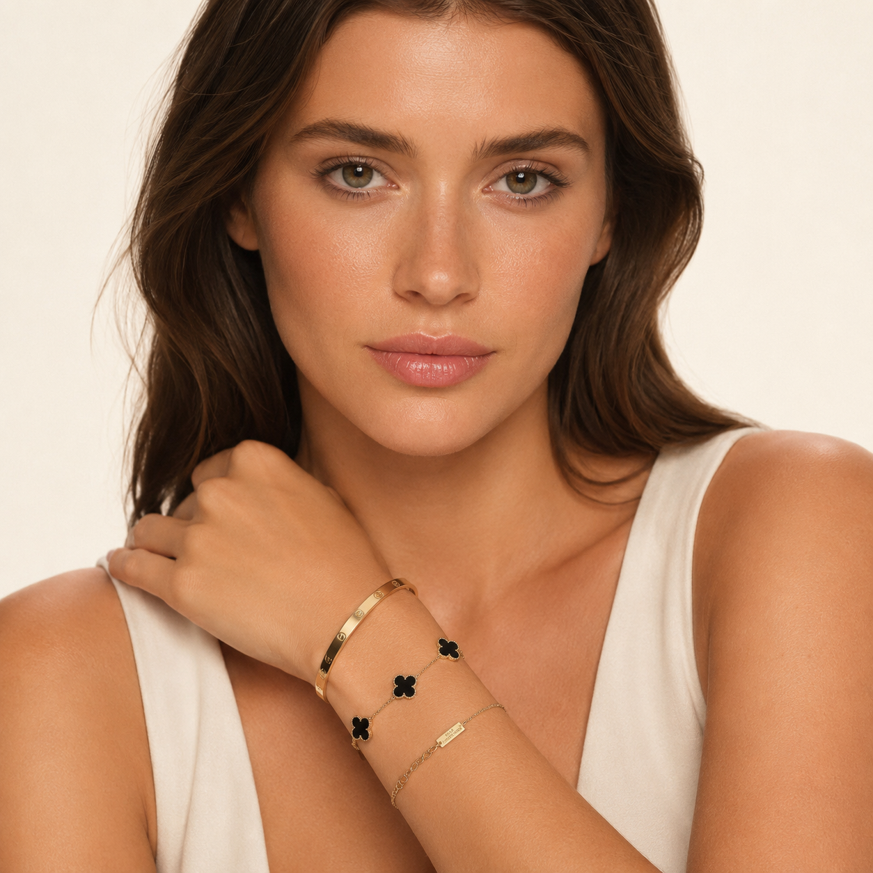 Parure de Bracelets Femme – Ensemble de 3 Bracelets Trèfle Noir, Signature et Jonc en Acier Inoxydable Doré Style Élégant