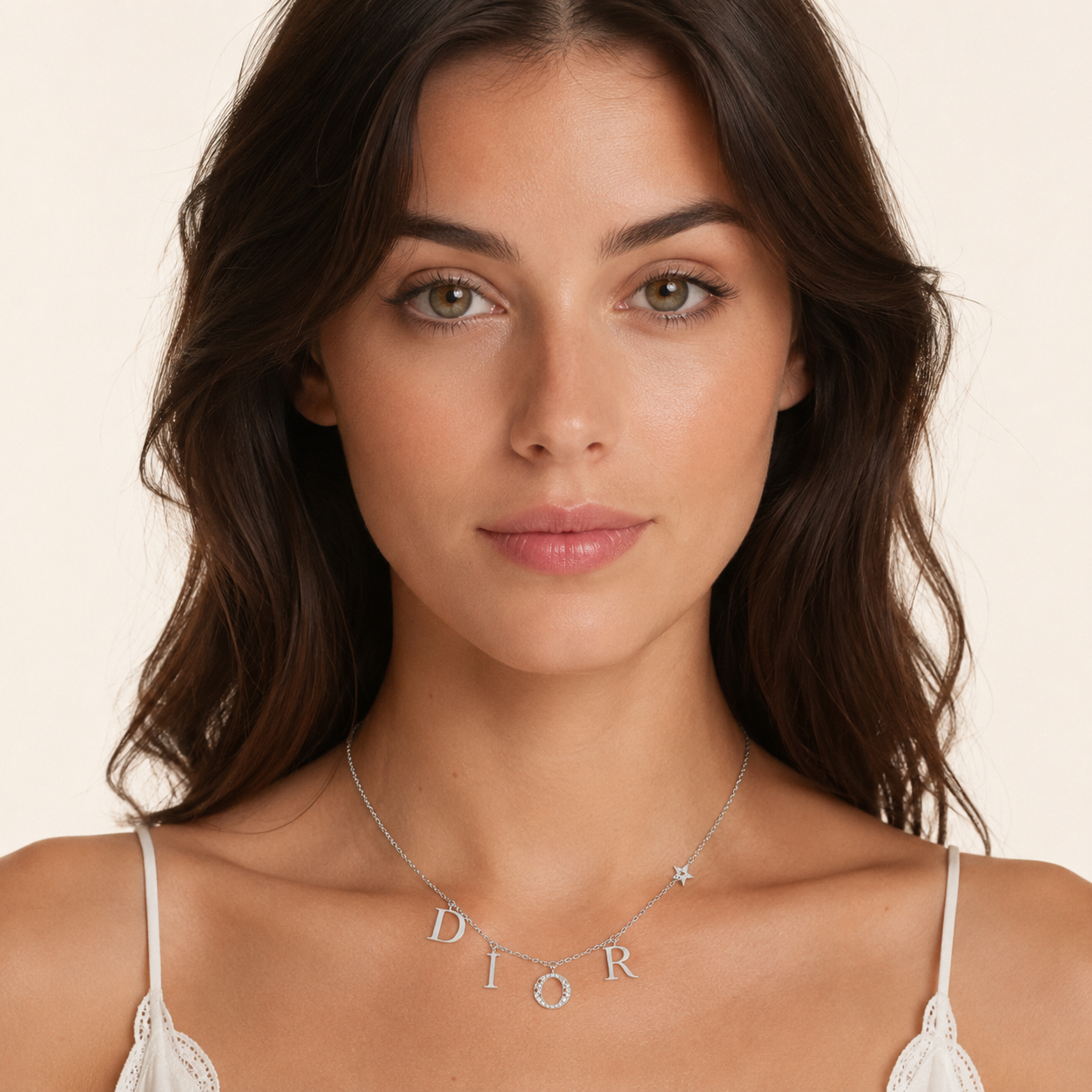 Collier Femme – Pendentif Lettres avec Détail Étoile en Acier Inoxydable Argenté Style Moderne