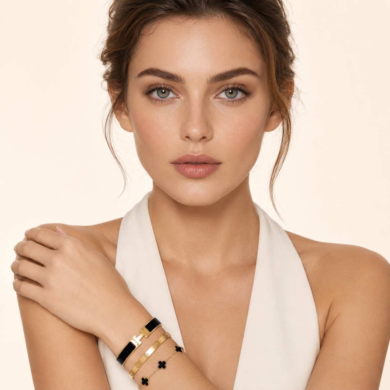 Parure de Bracelets Femme – Ensemble de 3 Bracelets Trèfle Noir, Jonc et Bracelet Émaillé en Acier Inoxydable Doré Style Élégant