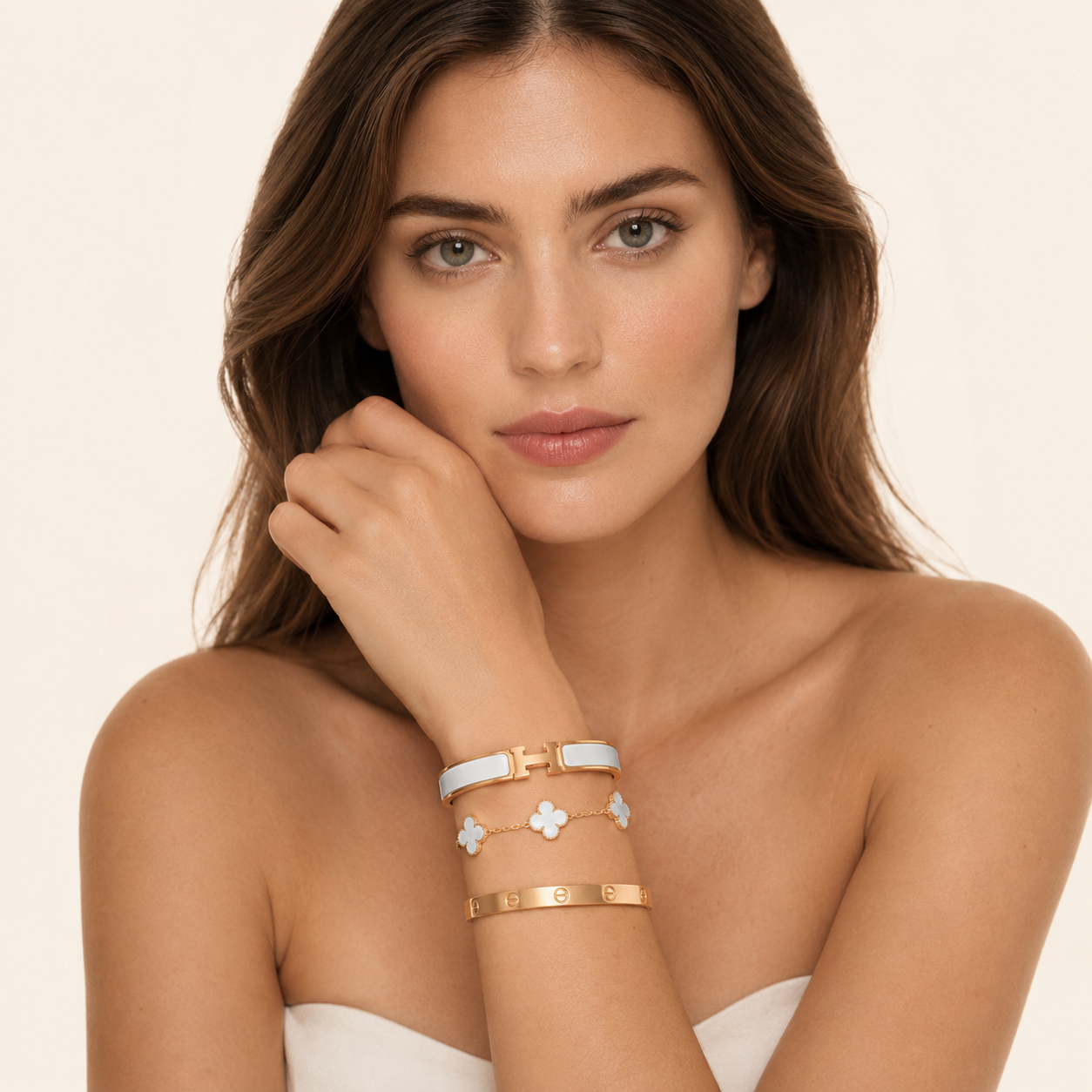 Parure de Bracelets Femme – Ensemble de 3 Bracelets Trèfle Blanc, Jonc et Bracelet Émaillé en Acier Inoxydable Doré Style Élégant