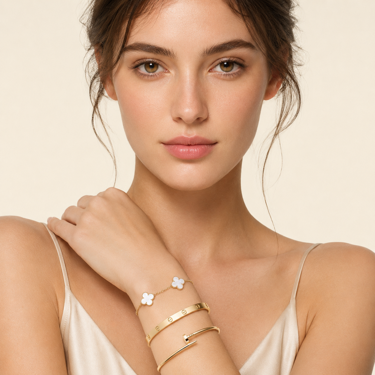 Parure de Bracelets Femme – Ensemble de 3 Bracelets Trèfle Blanc et Joncs en Acier Inoxydable Doré Style Élégant