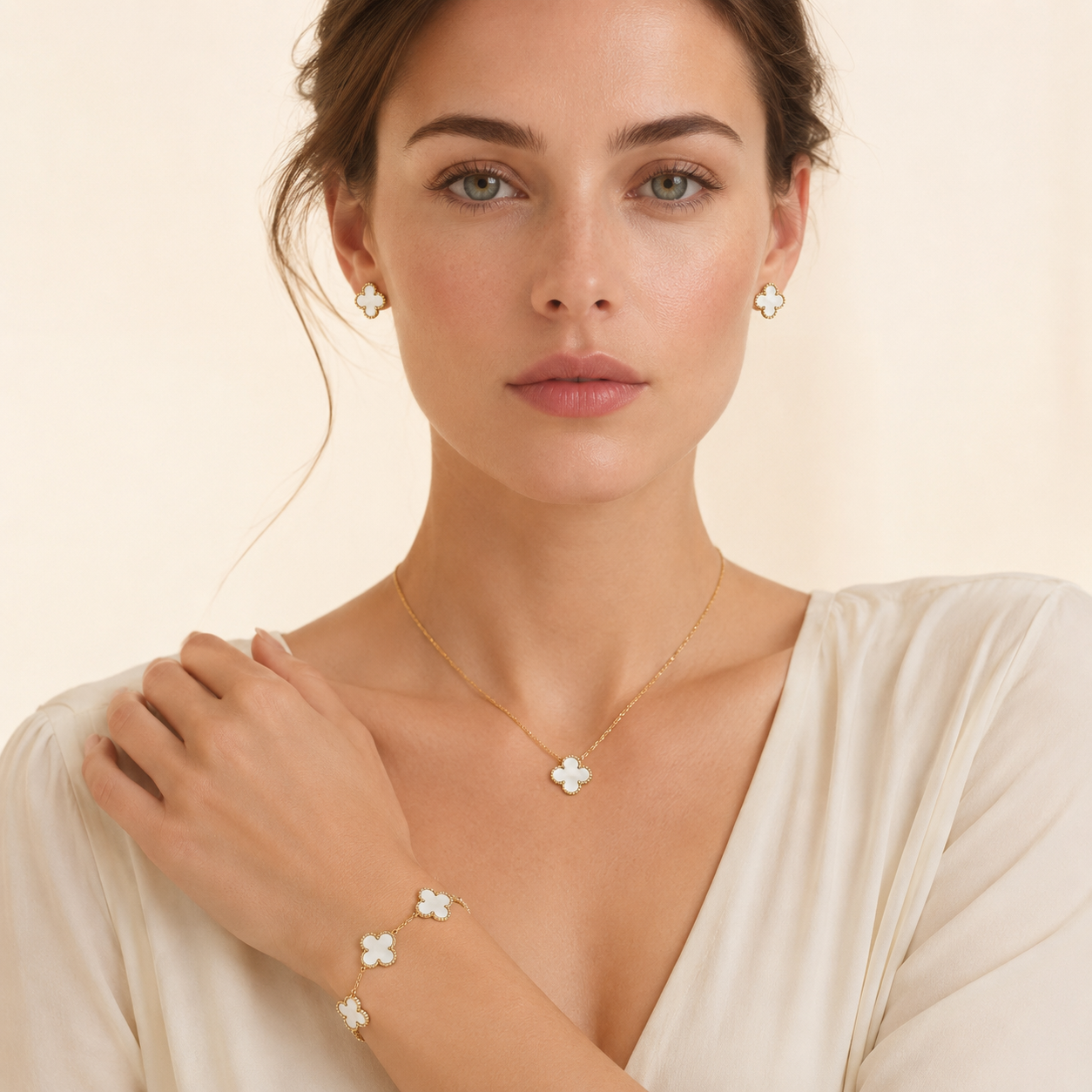 Parure Femme – Collier, Bracelet et Boucles d’Oreilles Trèfle Blanc en Acier Inoxydable Doré Style Élégant