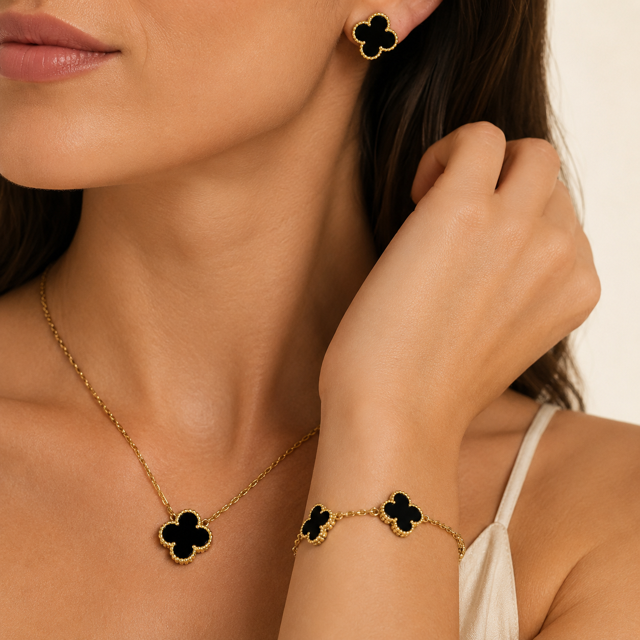 Parure Femme – Collier, Bracelet et Boucles d’Oreilles Trèfle Noir en Acier Inoxydable Doré Style Élégant