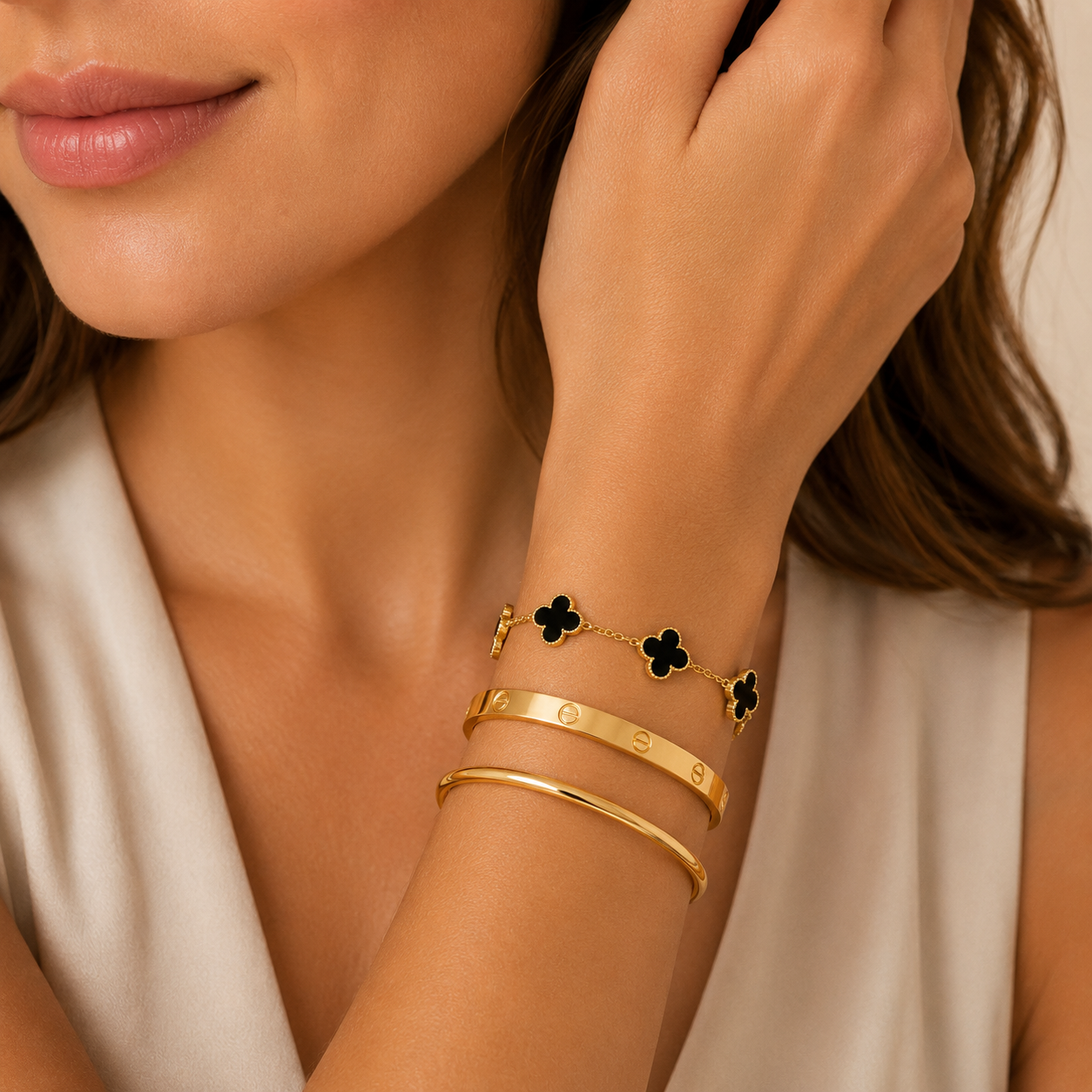 Parure de Bracelets Femme – Ensemble de 3 Bracelets Trèfle Noir et Joncs en Acier Inoxydable Doré Style Élégant