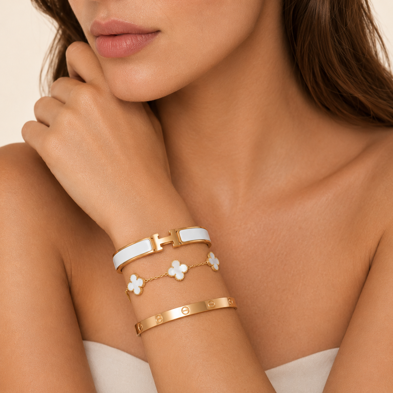 Parure de Bracelets Femme – Ensemble de 3 Bracelets Trèfle Blanc, Jonc et Bracelet Émaillé en Acier Inoxydable Doré Style Élégant