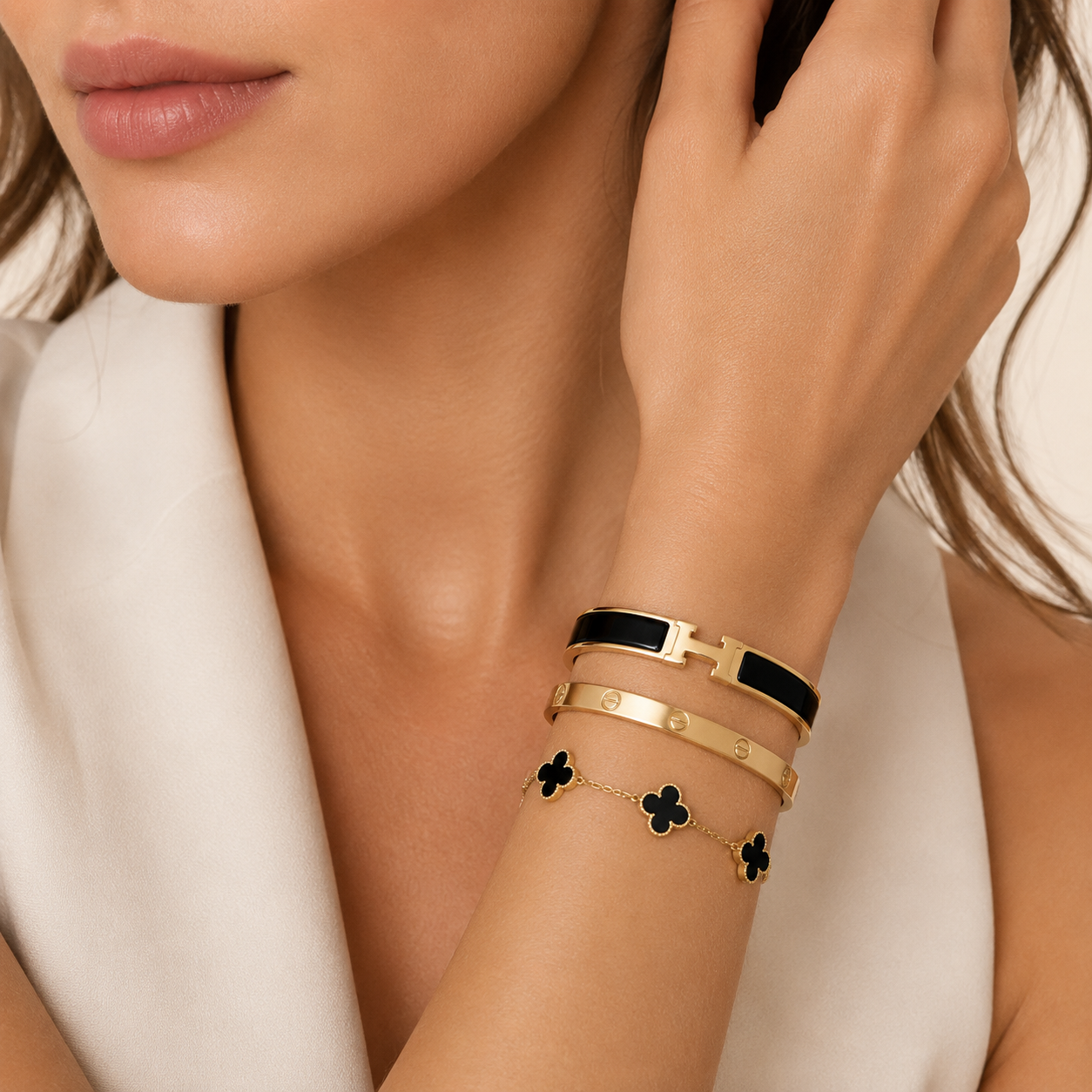 Parure de Bracelets Femme – Ensemble de 3 Bracelets Trèfle Noir, Jonc et Bracelet Émaillé en Acier Inoxydable Doré Style Élégant