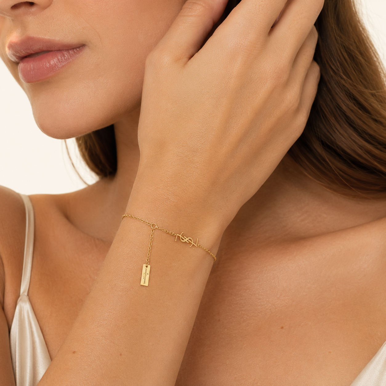 Bracelet Femme – Chaîne Fine avec Logo Monogramme en Acier Inoxydable Doré Style Minimaliste