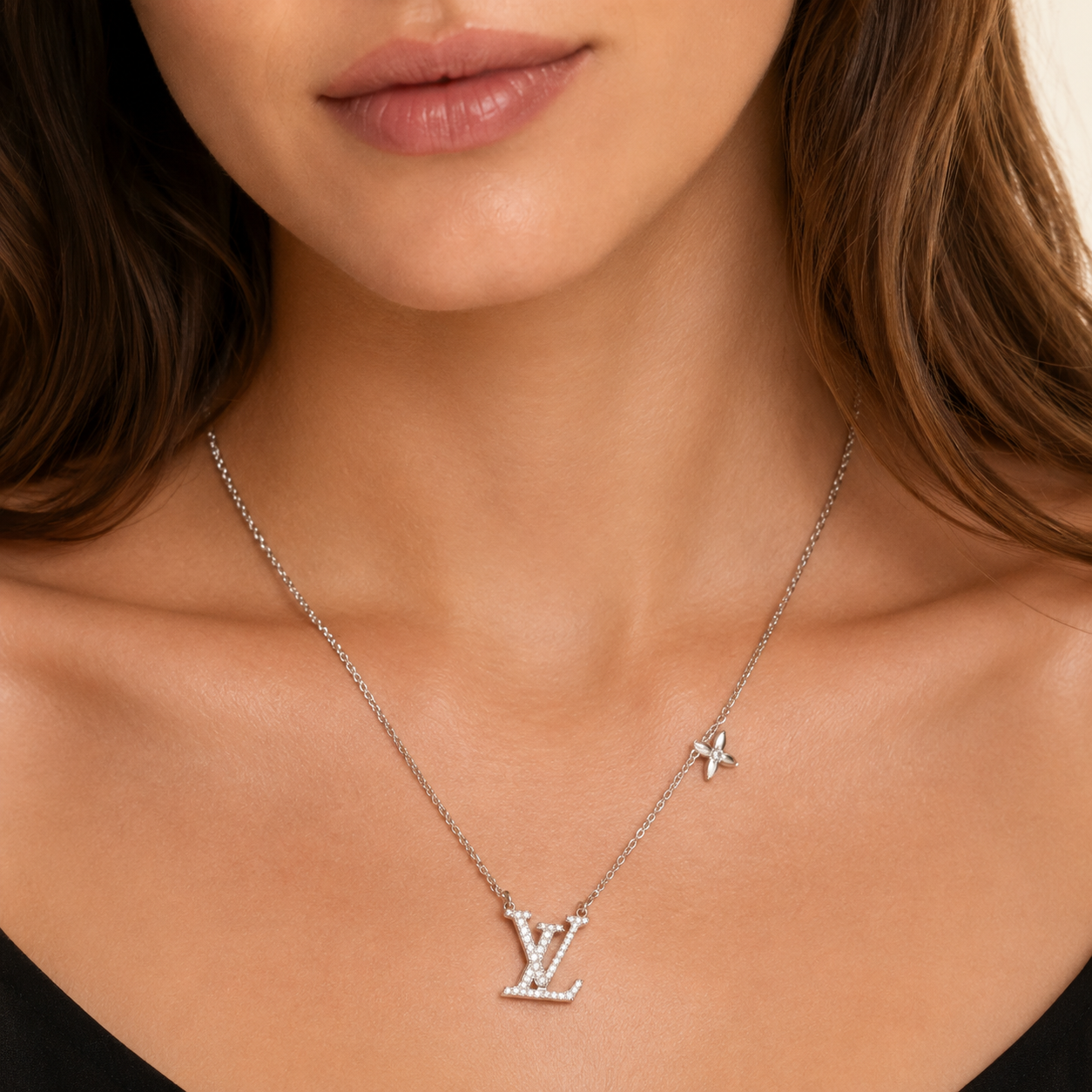 Collier Femme – Pendentif Lettre Cristallisé avec Détail Étoile en Acier Inoxydable Argenté Style Élégant