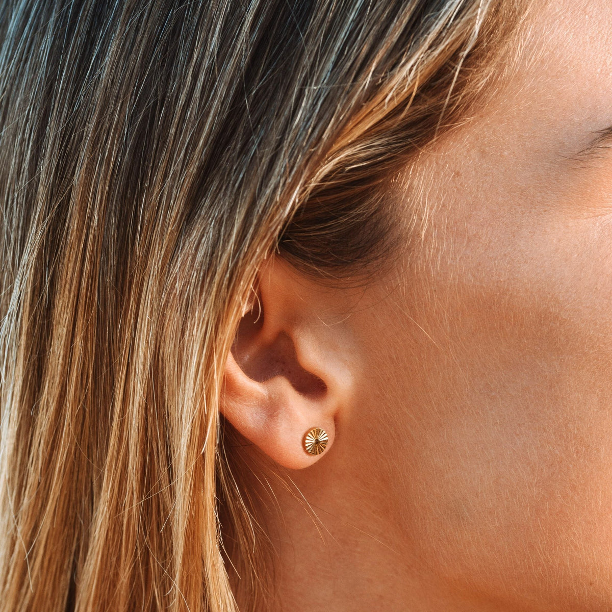Clous d'Oreilles Soleil Gravé Femme Acier Inoxydable
