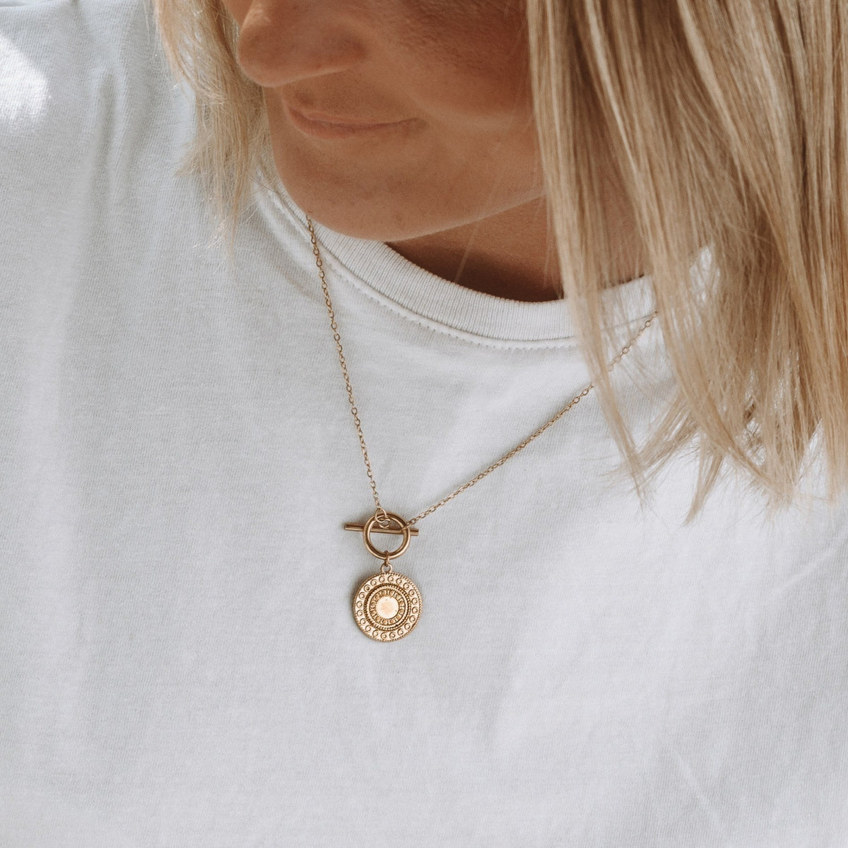 Collier Fermoir Toggle Médaille Gravée Femme Acier Inoxydable