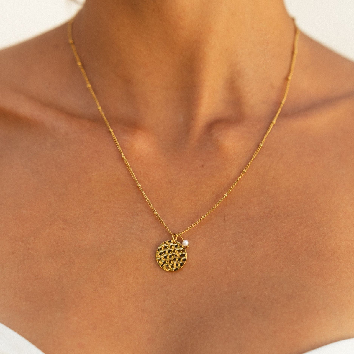 Collier Médaille Martelée Perle d'Eau Douce Femme Acier Inoxydable