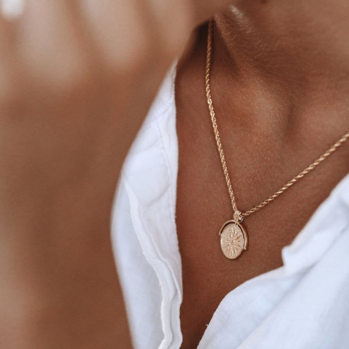 Collier Médaillon Soleil Maille Corde Femme Acier Inoxydable