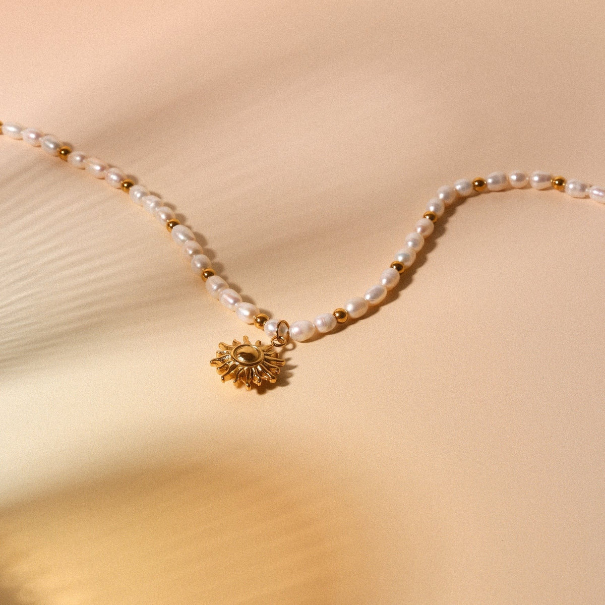 Collier Perles d'Eau Douce Pendentif Soleil Femme Acier Inoxydable