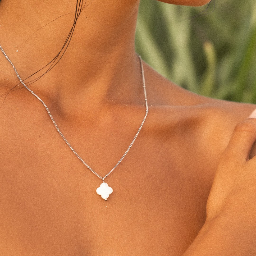 Collier Trèfle Nacre Chaîne Perlée Femme Acier Inoxydable