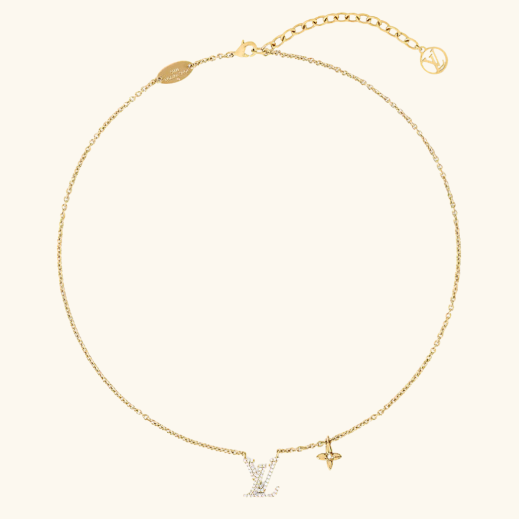 Collier Femme – Chaîne Fine avec Pendentif Lettre et Détail Floral en Acier Inoxydable Doré Style Minimaliste