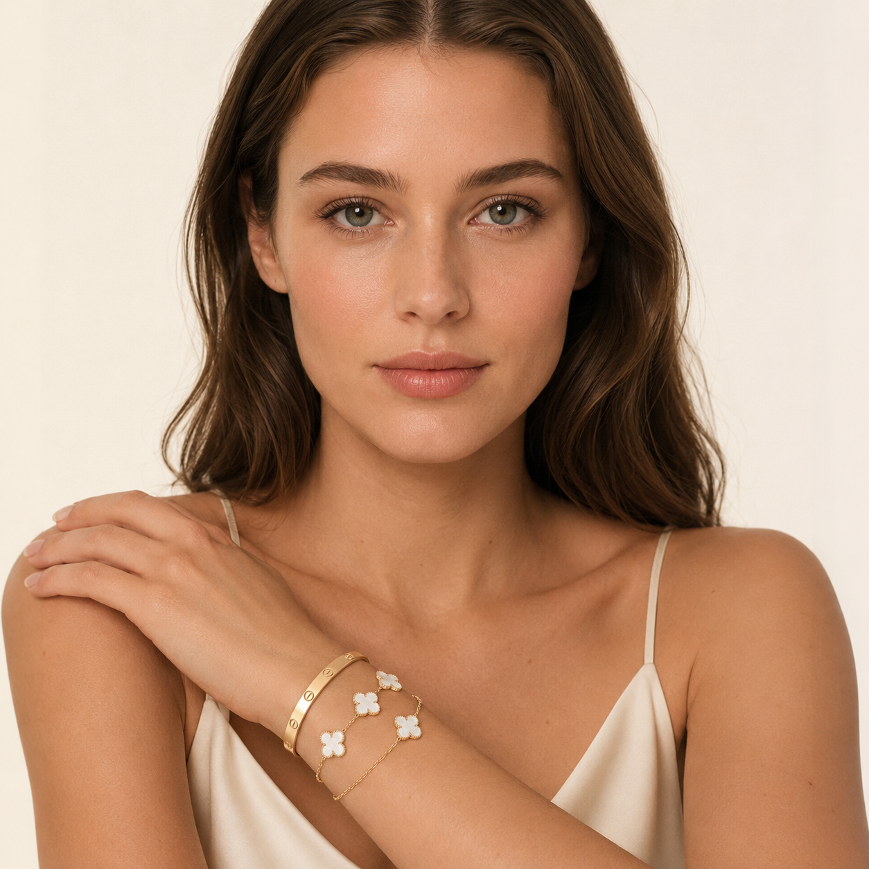 Parure de Bracelets Femme – Ensemble de 3 Bracelets Trèfle Blanc, Signature et Jonc en Acier Inoxydable Doré Style Élégant