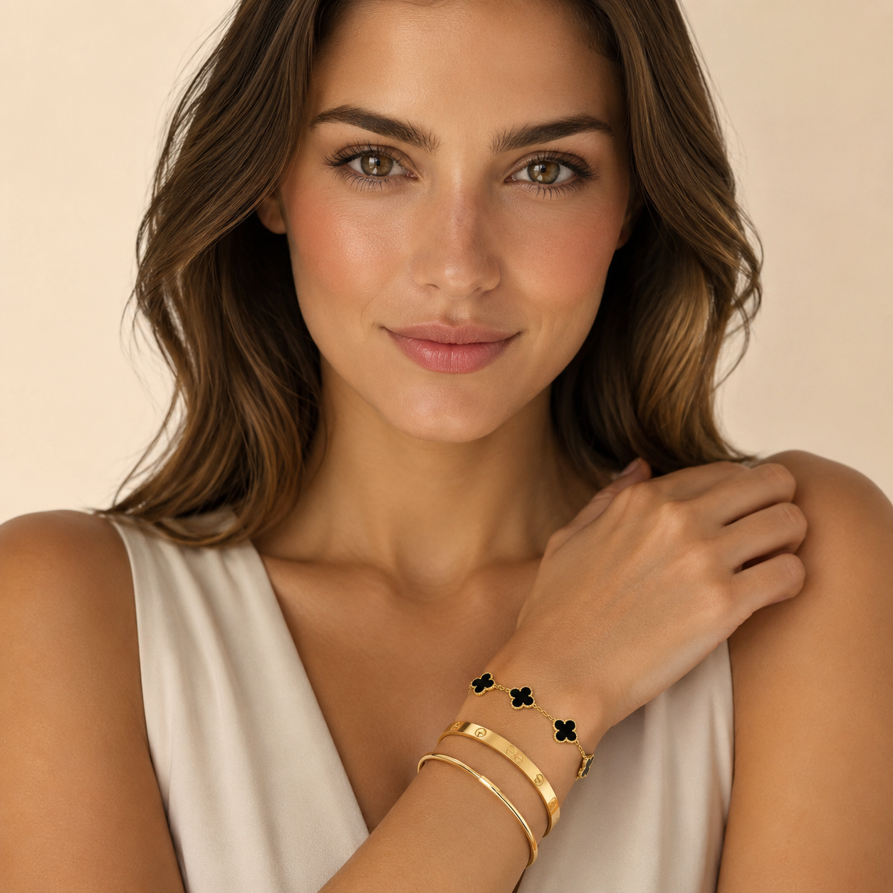 Parure de Bracelets Femme – Ensemble de 3 Bracelets Trèfle Noir et Joncs en Acier Inoxydable Doré Style Élégant