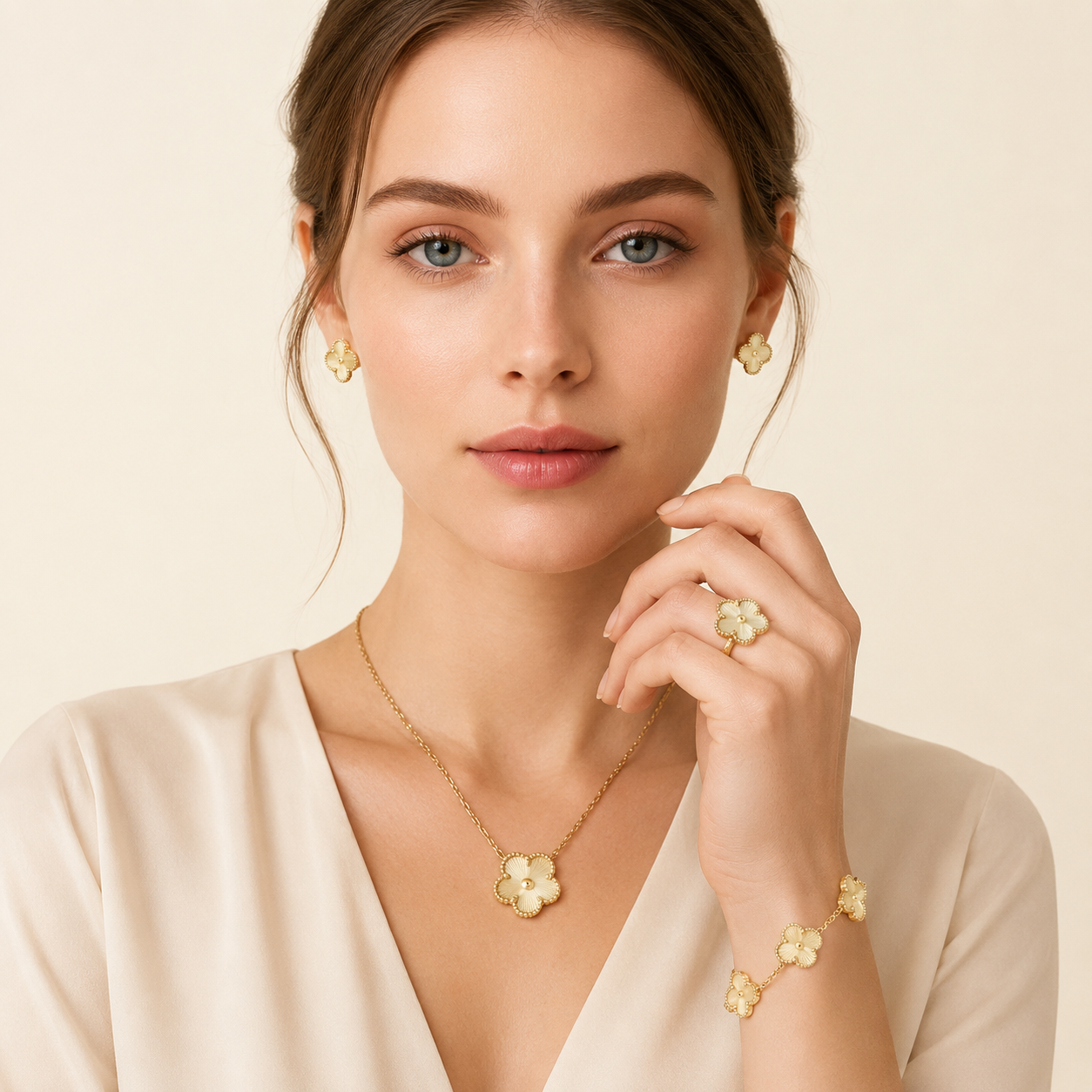 Parure Femme – Collier, Bracelet et Boucles d’Oreilles Fleur en Acier Inoxydable Doré Style Élégant