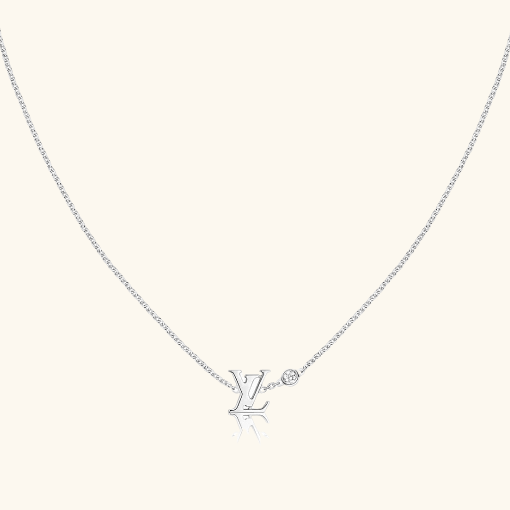 Collier Femme – Chaîne Fine avec Pendentif Lettre et Détail Floral en Acier Inoxydable Doré Style Minimaliste