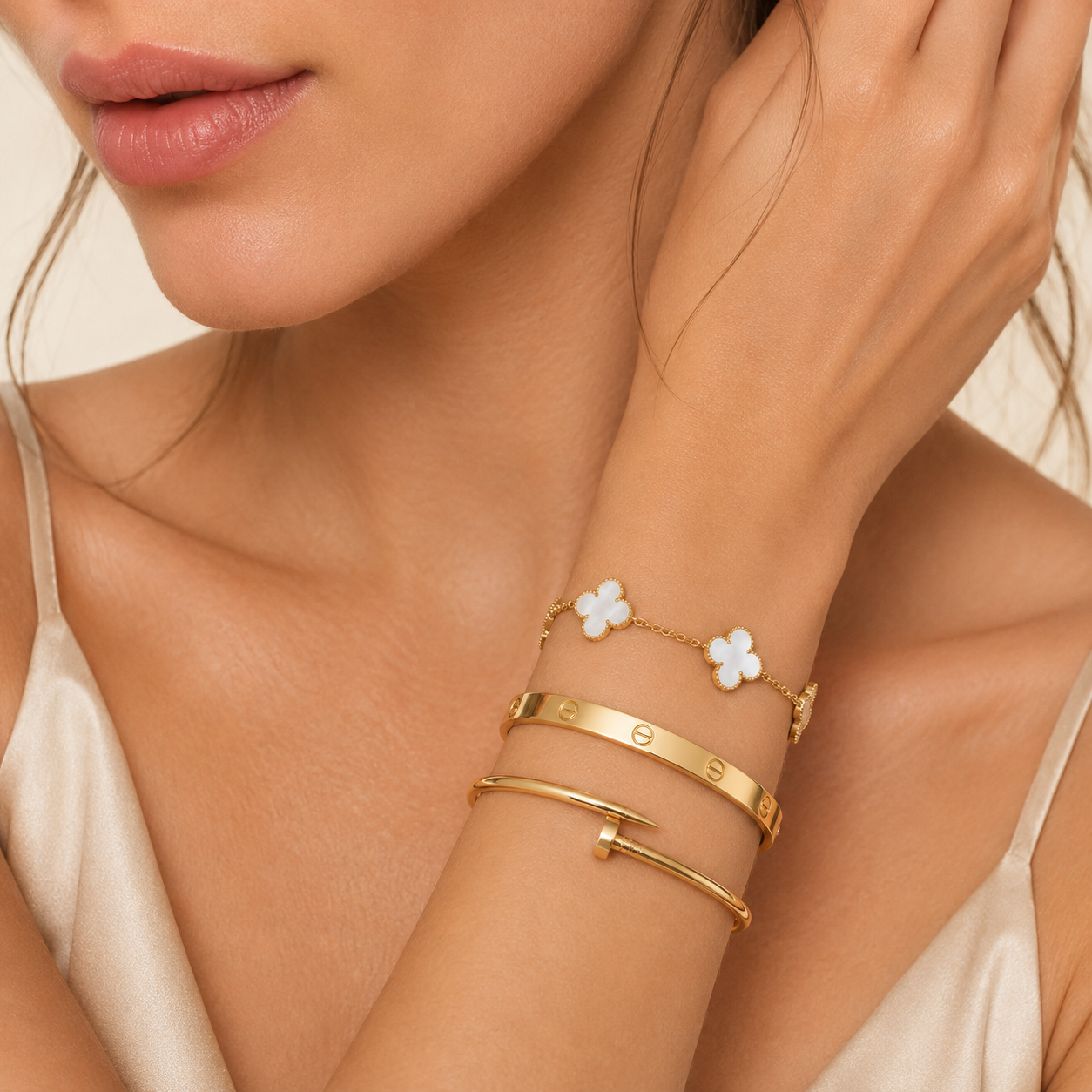 Parure de Bracelets Femme – Ensemble de 3 Bracelets Trèfle Blanc et Joncs en Acier Inoxydable Doré Style Élégant
