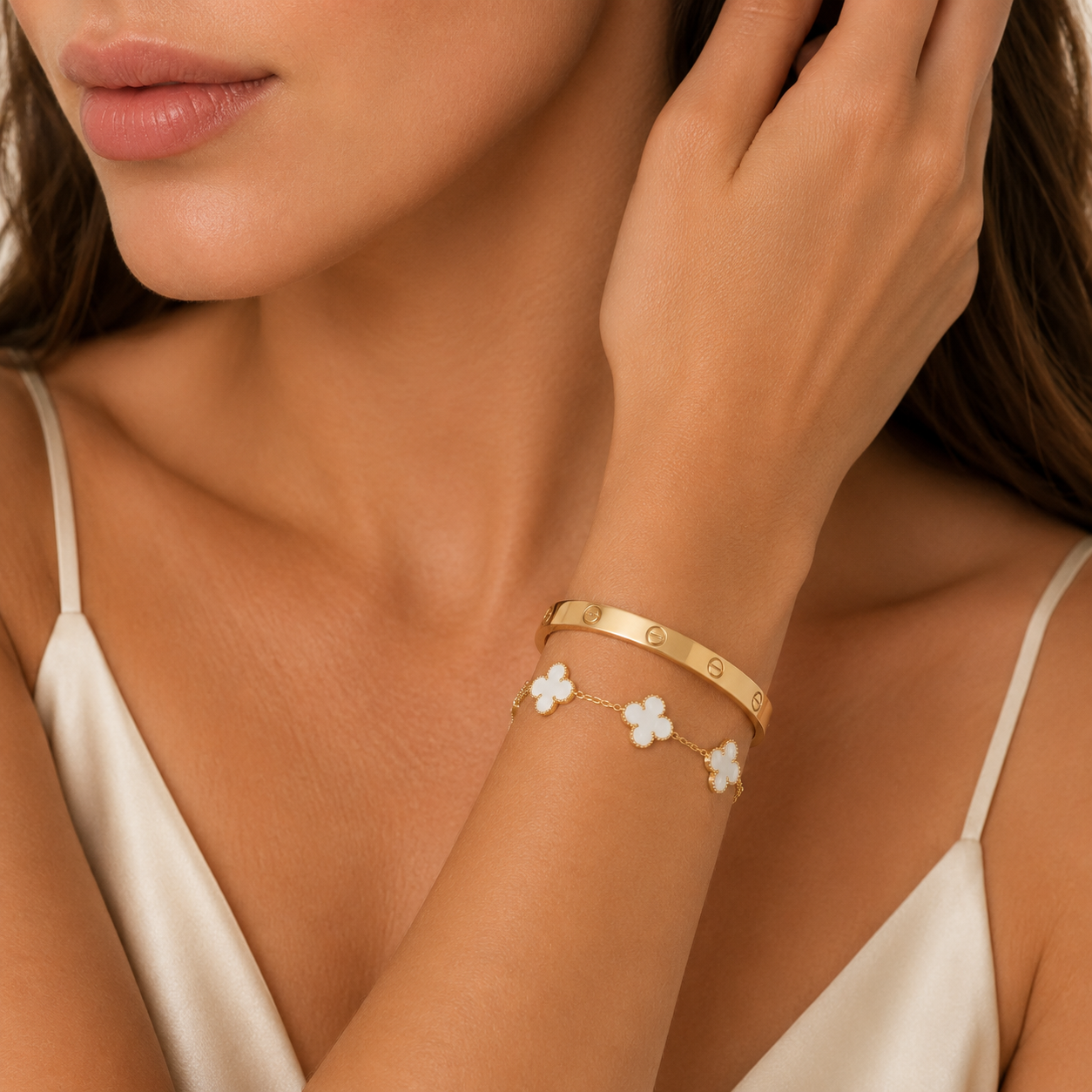 Parure de Bracelets Femme – Ensemble de 3 Bracelets Trèfle Blanc, Signature et Jonc en Acier Inoxydable Doré Style Élégant