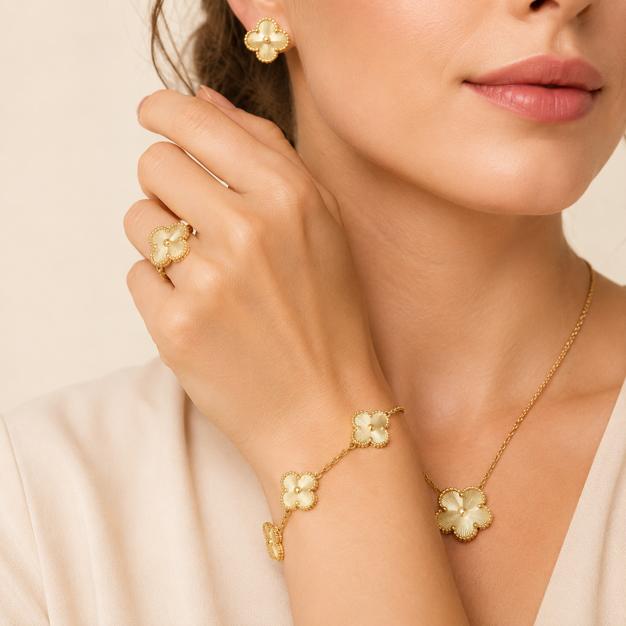 Parure Femme – Collier, Bracelet et Boucles d’Oreilles Fleur en Acier Inoxydable Doré Style Élégant