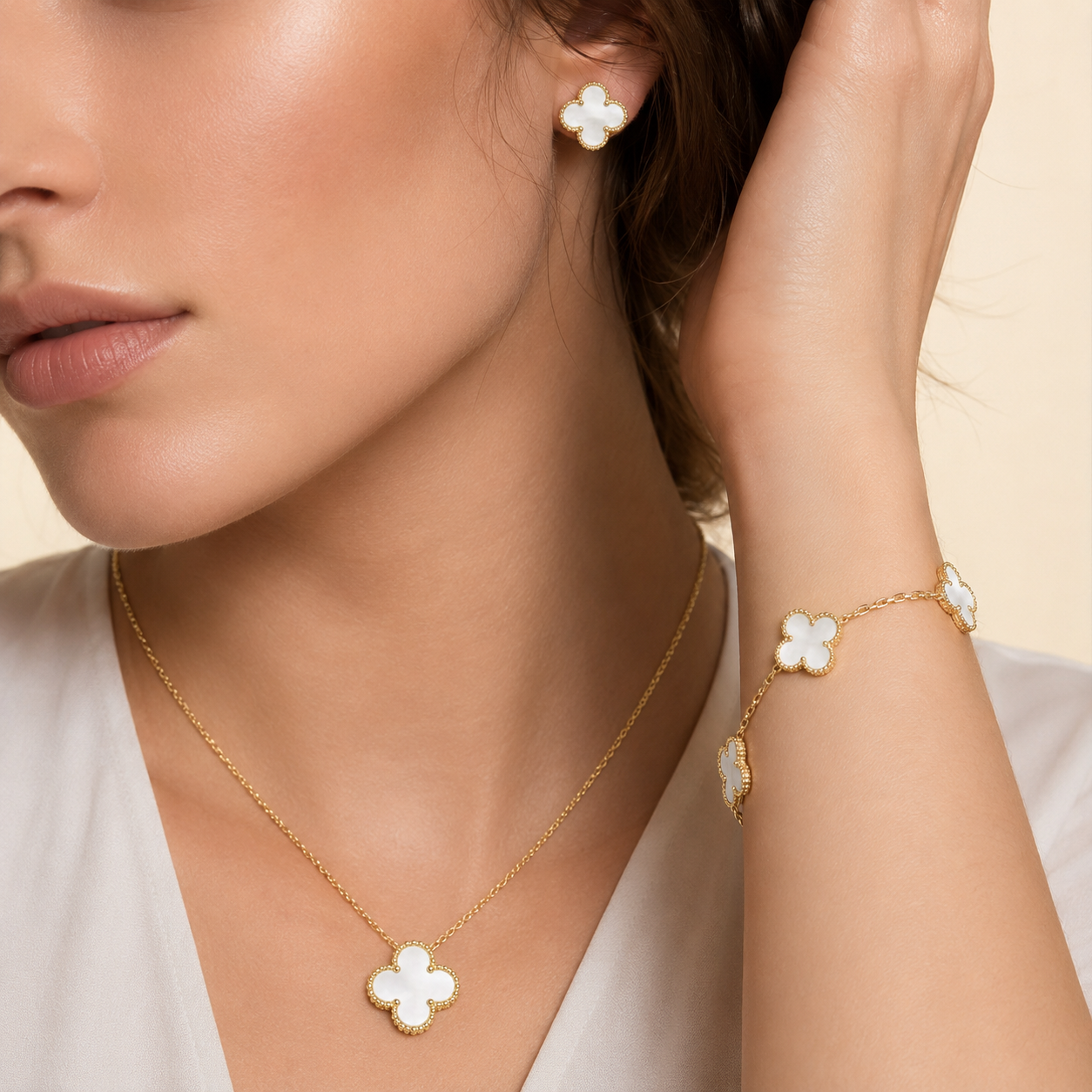 Parure Femme – Collier, Bracelet et Boucles d’Oreilles Trèfle Blanc en Acier Inoxydable Doré Style Élégant