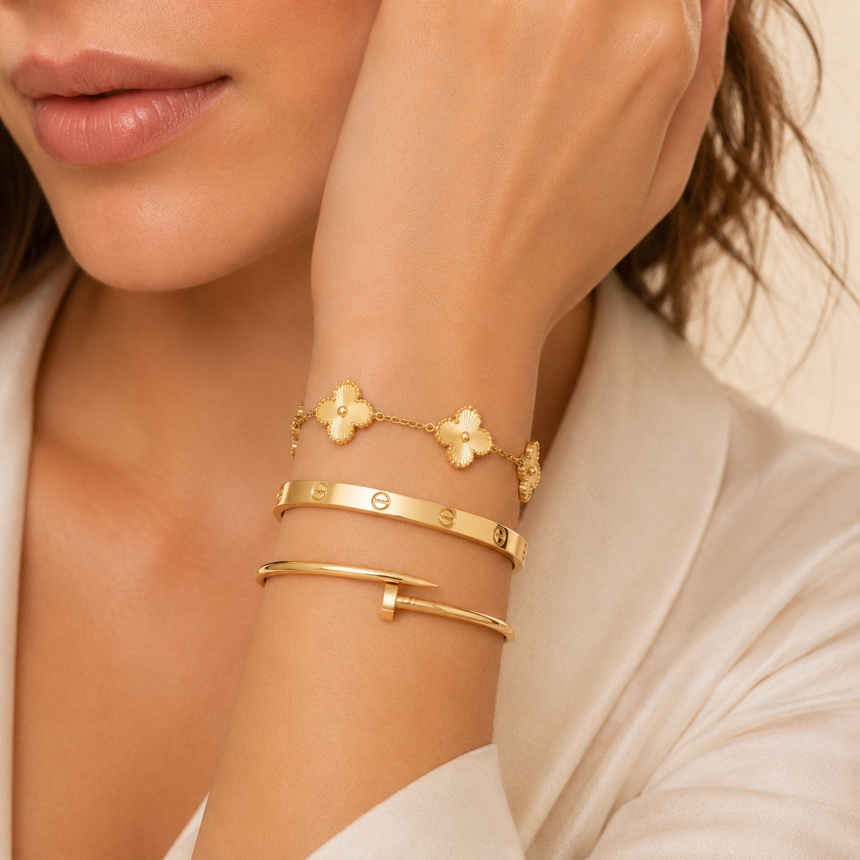Parure de Bracelets Femme – Ensemble de 3 Bracelets Fleur et Joncs en Acier Inoxydable Doré Style Élégant