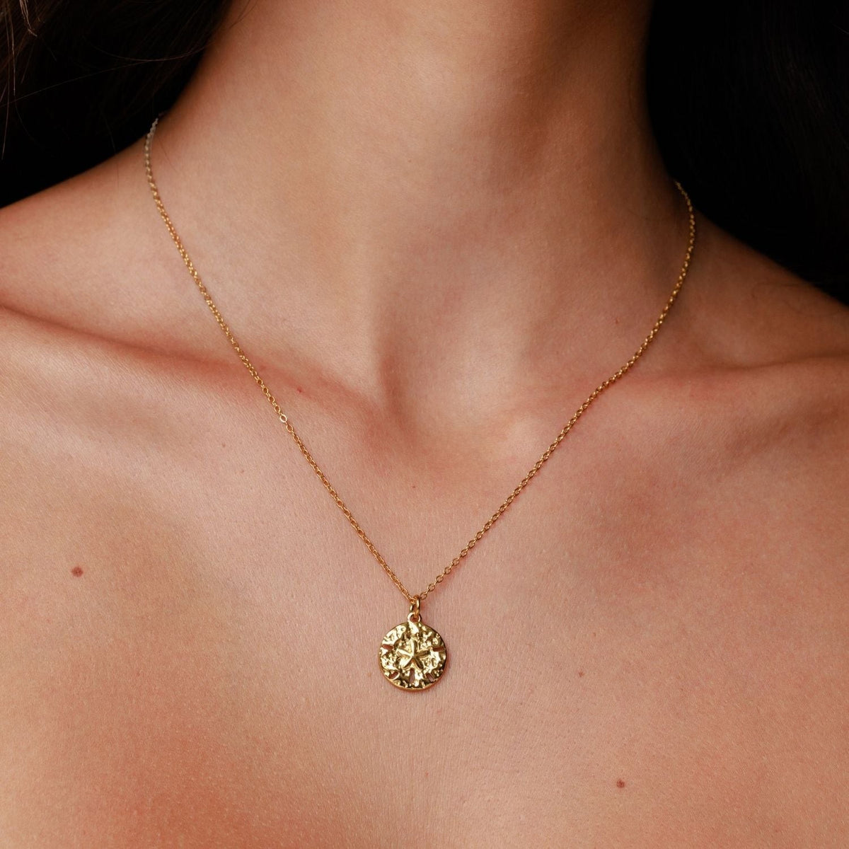 Collier Médaille Martelée Fleur Femme Acier Inoxydable