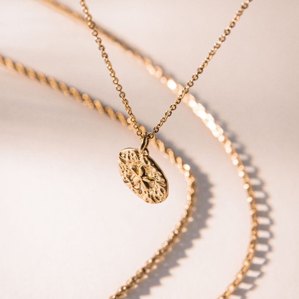 Collier Médaille Martelée Fleur Femme Acier Inoxydable