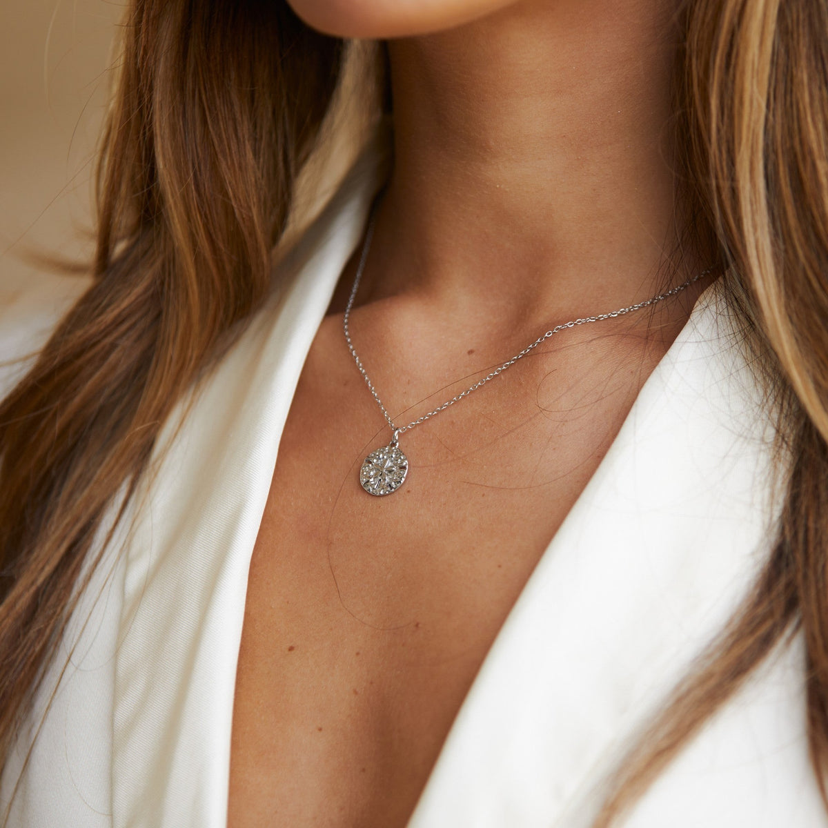 Collier Médaille Martelée Fleur Femme Acier Inoxydable
