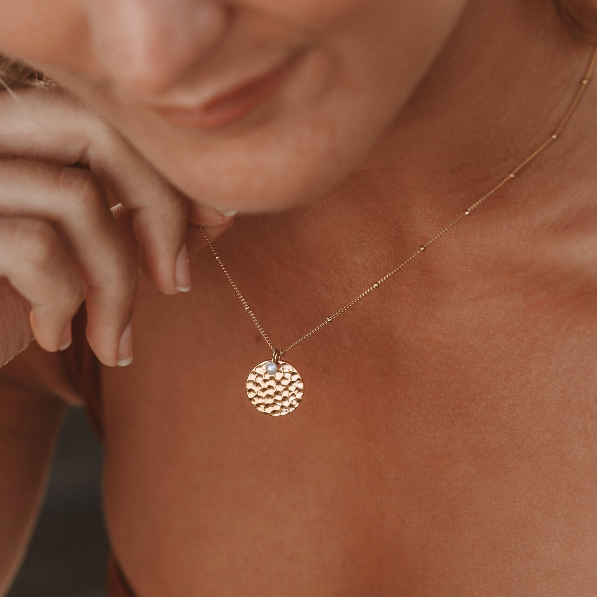 Collier Médaille Martelée Perle d'Eau Douce Femme Acier Inoxydable