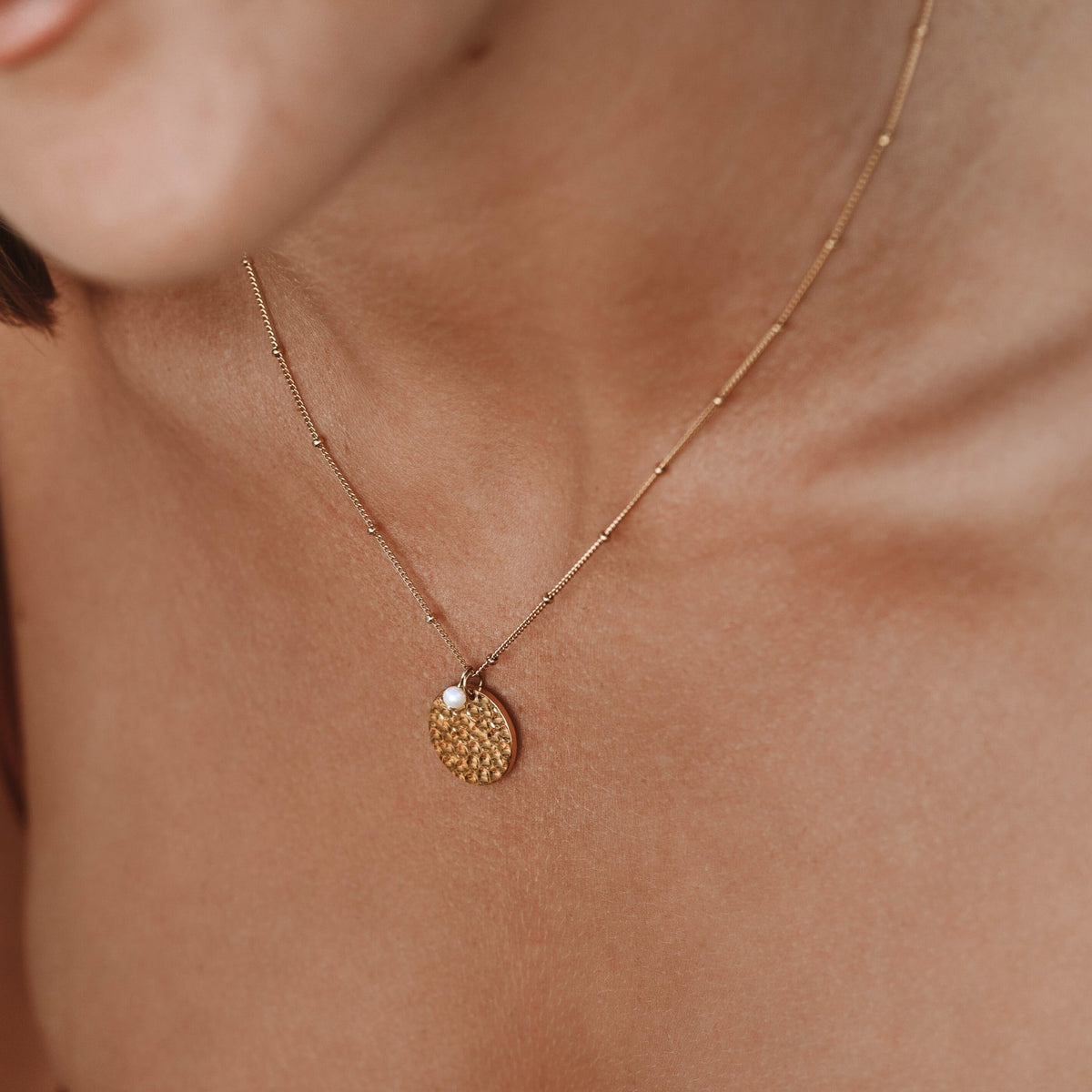 Collier Médaille Martelée Perle d'Eau Douce Femme Acier Inoxydable