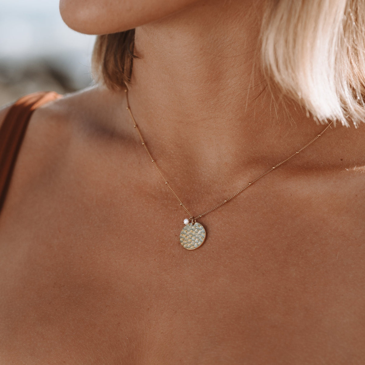 Collier Médaille Martelée Perle d'Eau Douce Femme Acier Inoxydable
