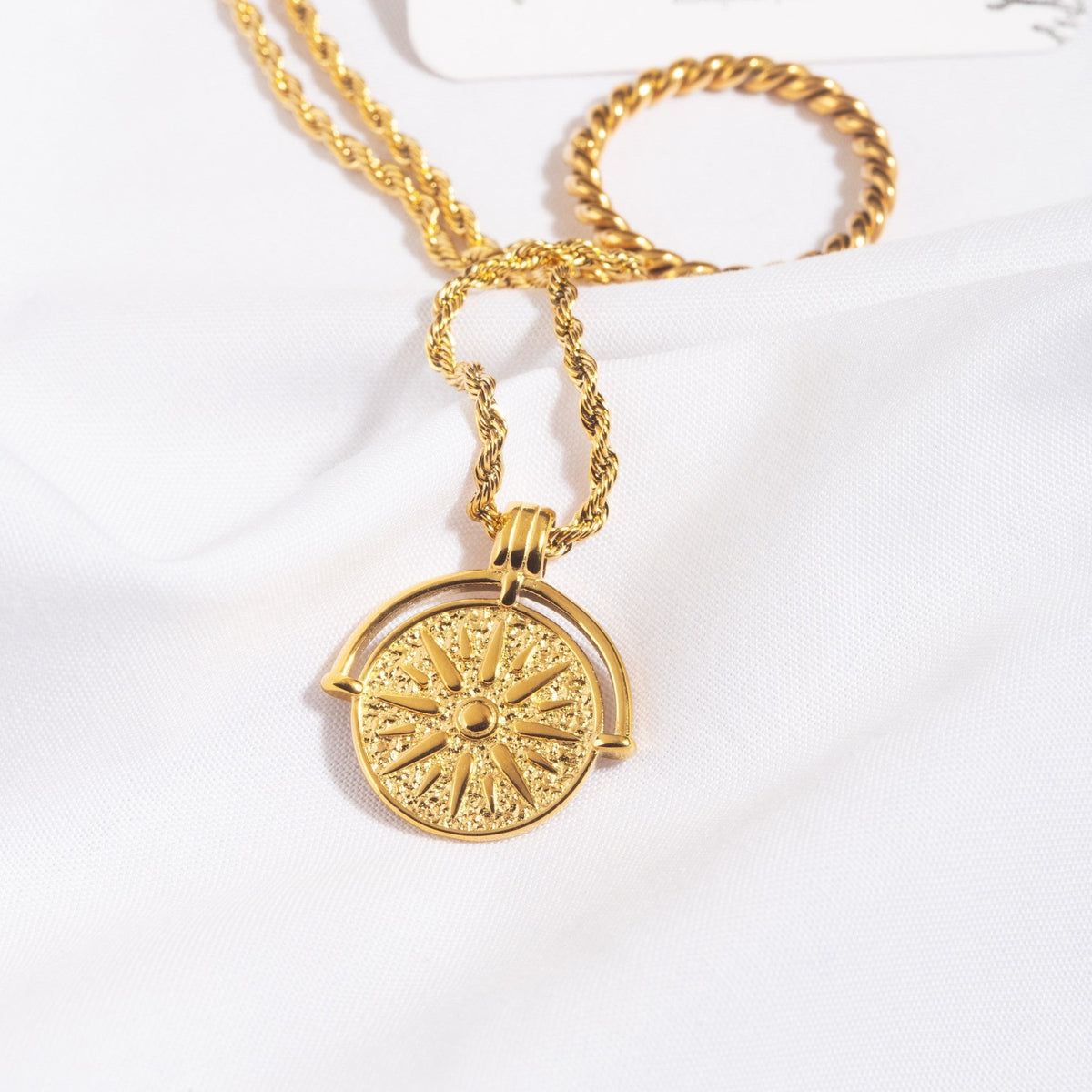 Collier Médaillon Soleil Maille Corde Femme Acier Inoxydable