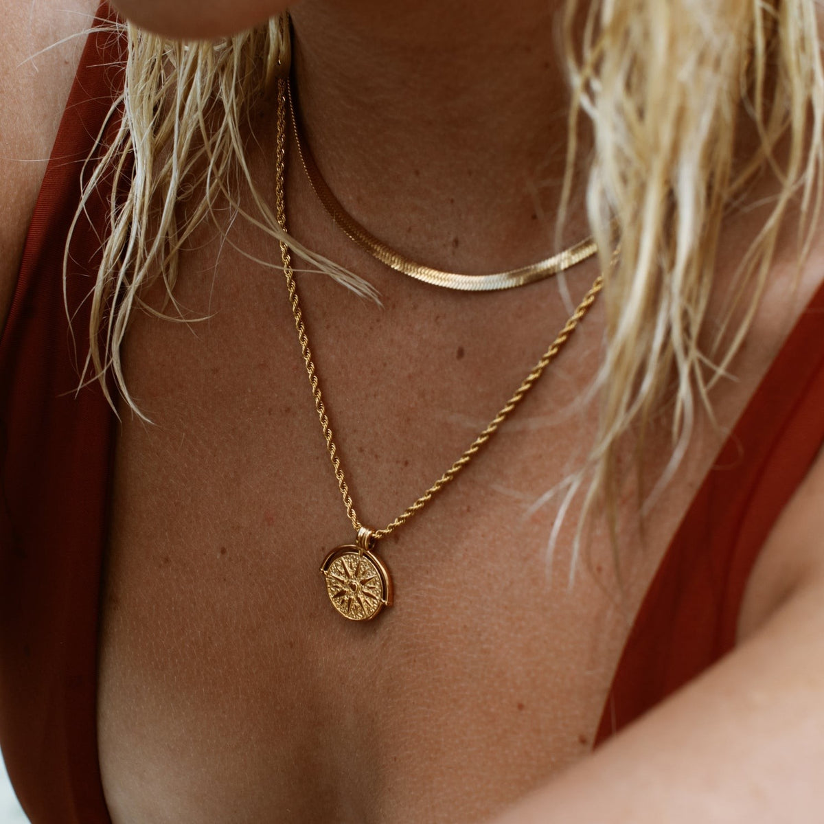 Collier Médaillon Soleil Maille Corde Femme Acier Inoxydable