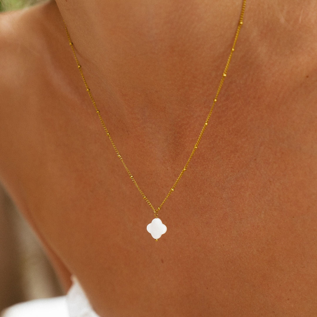 Collier Trèfle Nacre Chaîne Perlée Femme Acier Inoxydable