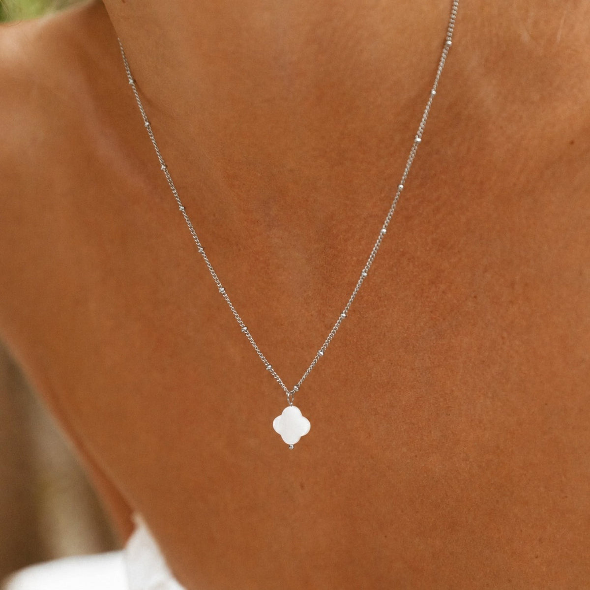 Collier Trèfle Nacre Chaîne Perlée Femme Acier Inoxydable